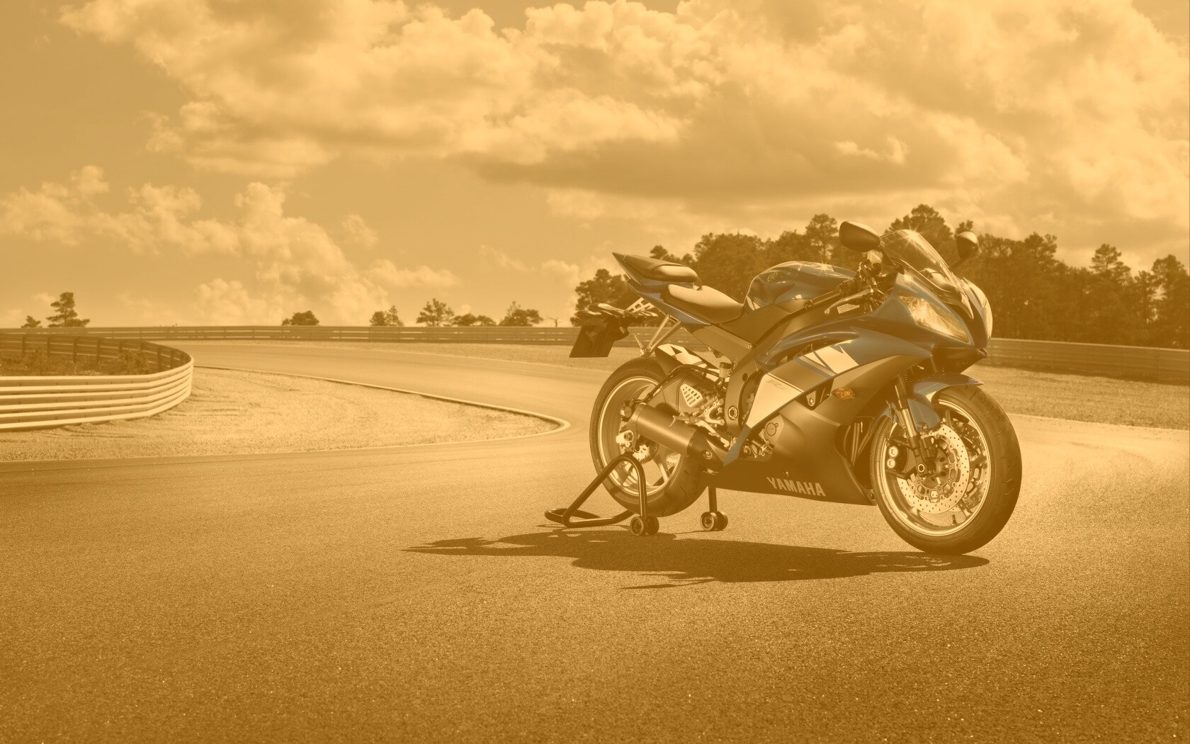 Yamaha R6 на трассе обои