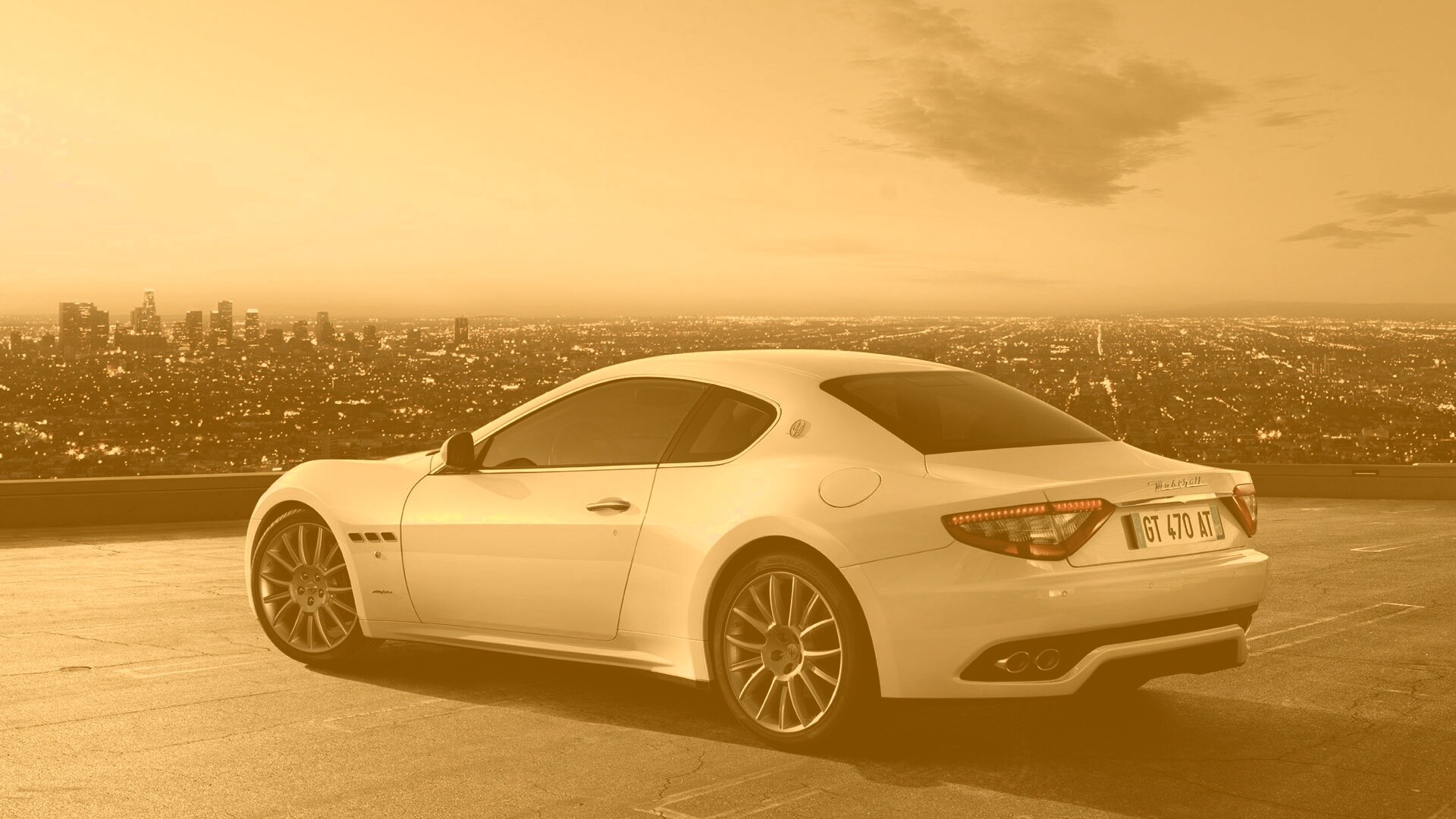 Maserati Granturismo на фоне города обои