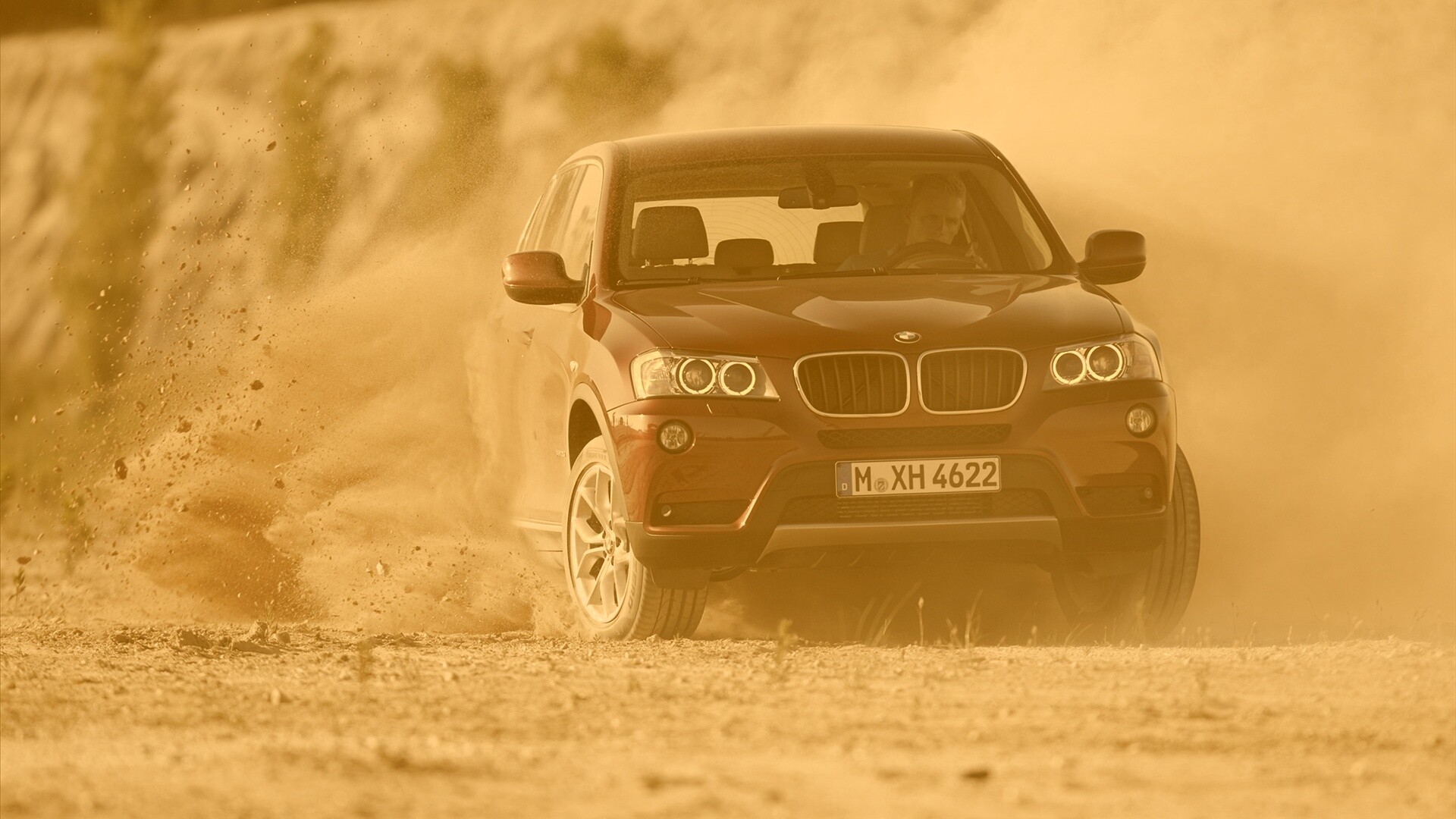 Кроссовер BMW в заносе обои