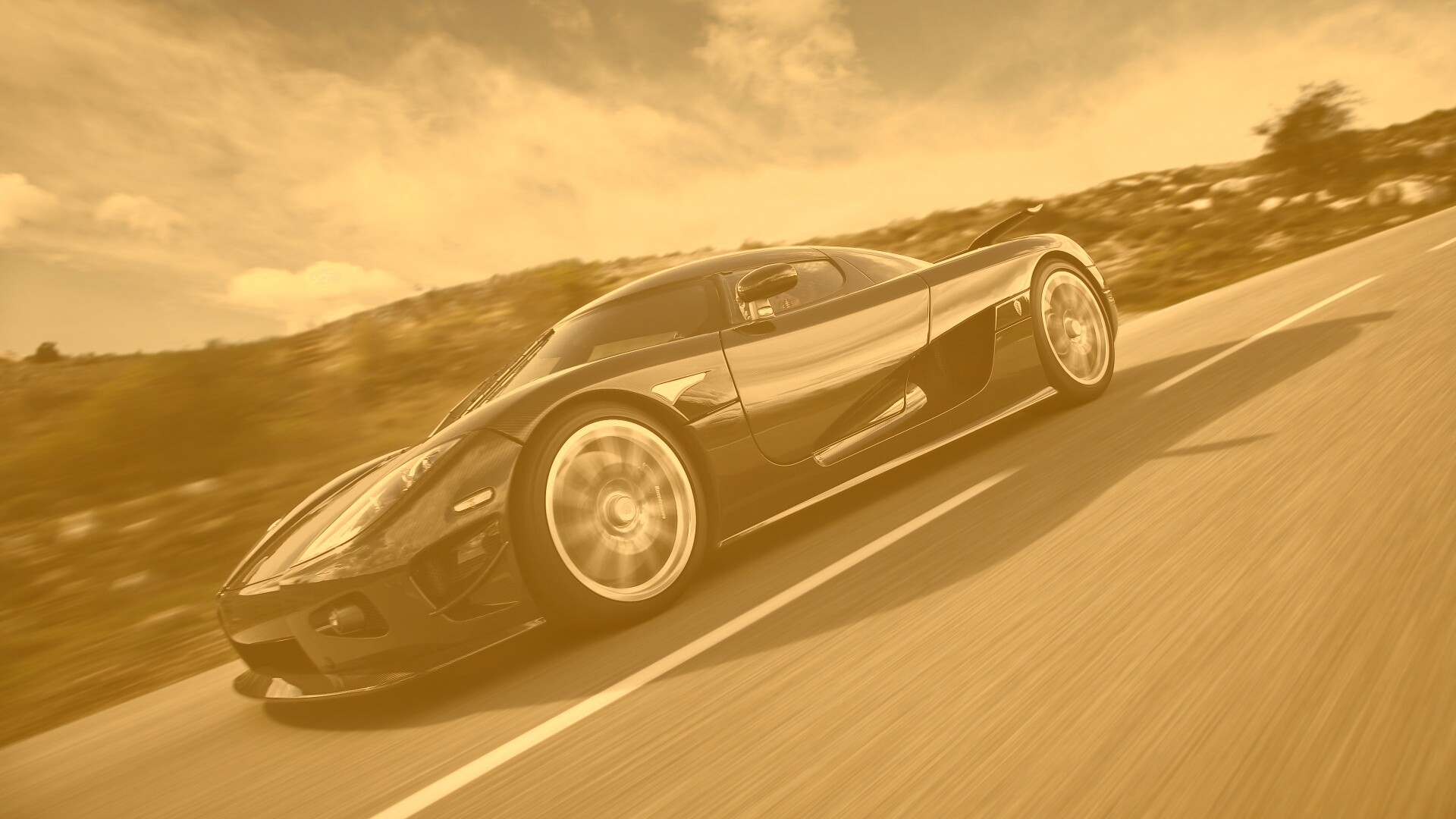 Автомобиль Koenigsegg мчится по трассе обои