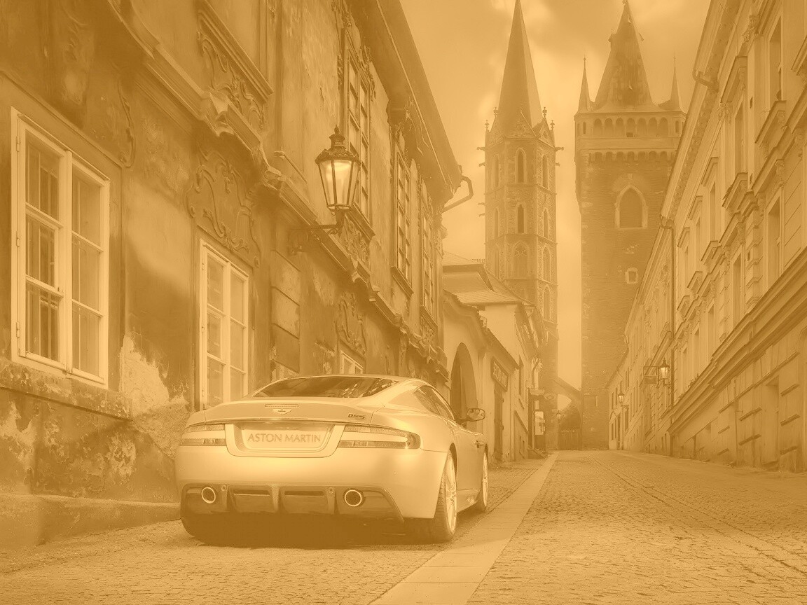 Aston Martin в старинном городе обои