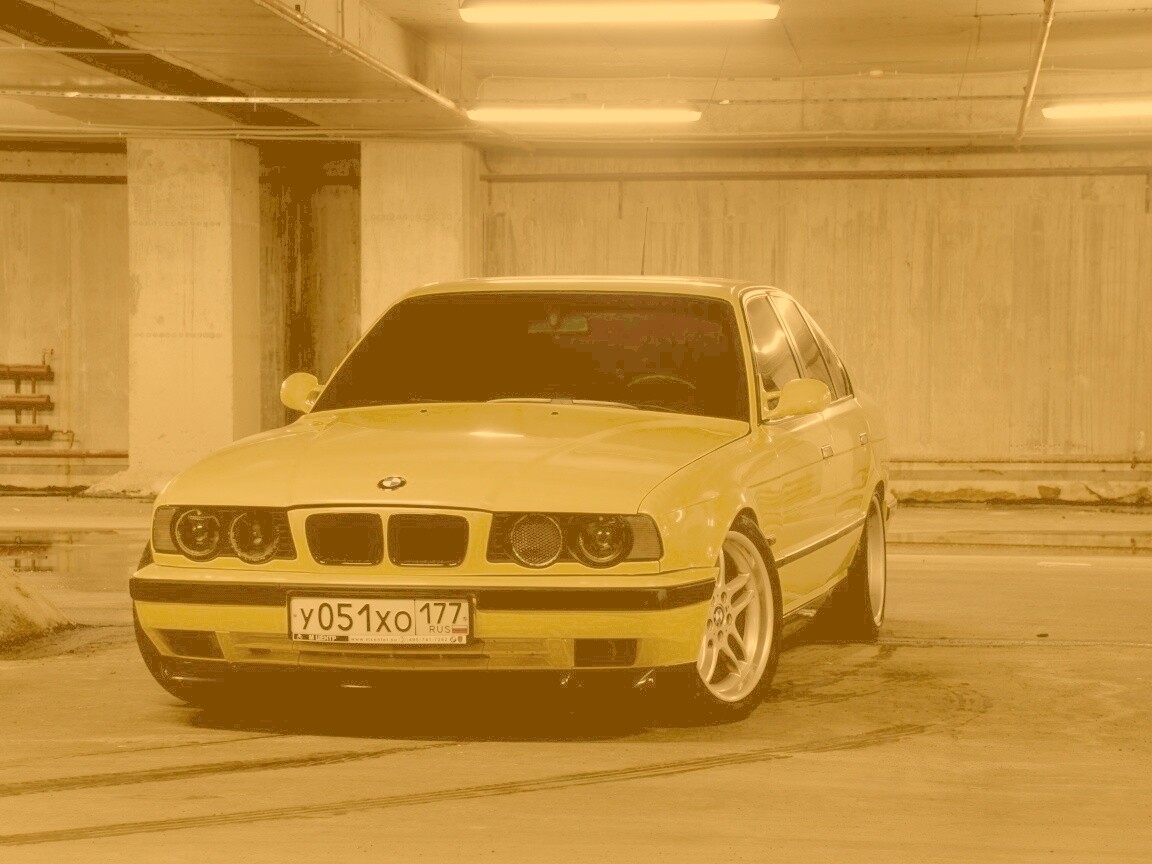 BMW M5 на стоянке обои