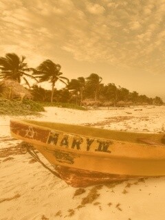 Лодка на берегу моря MARY IV обои