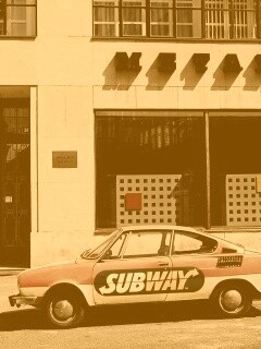 Реклама Subway на машине в Праге обои