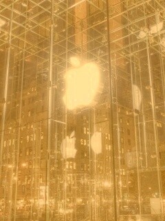 Отражение логотипа Apple в стеклянном здании обои