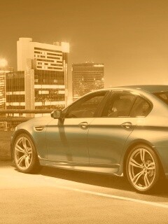 BMW F10 на городской парковке обои