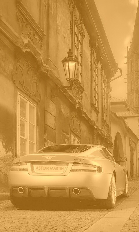 Aston Martin в старинном городе обои