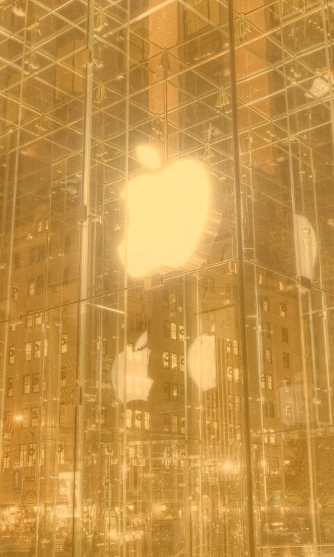 Отражение логотипа Apple в стеклянном здании обои