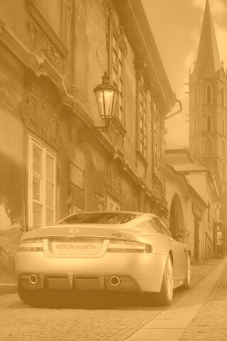 Aston Martin в старинном городе обои