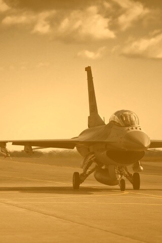 Истребители f16 Falcon на взлетной полосе обои
