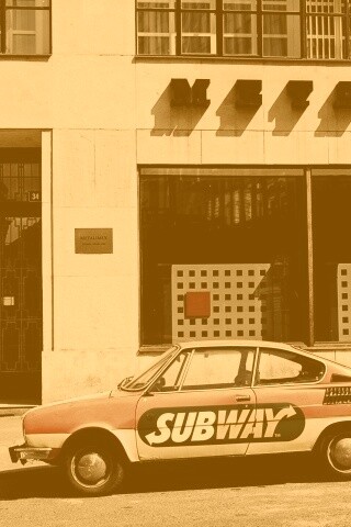 Реклама Subway на машине в Праге обои