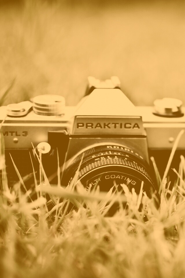 Фотоаппарат Praktica в траве обои