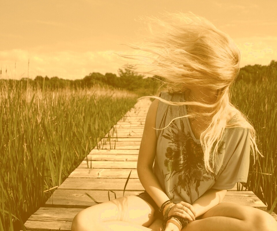 Девушка и ветер обои