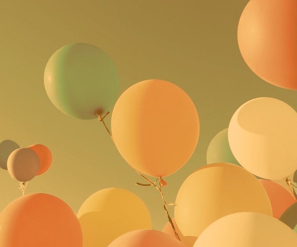 Разноцветные воздушные шарики обои