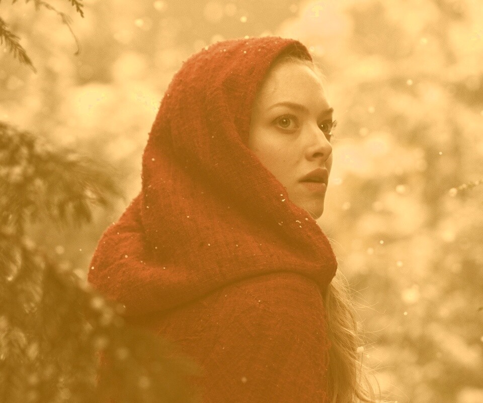 Amanda Seyfried in Red Riding Hood обои