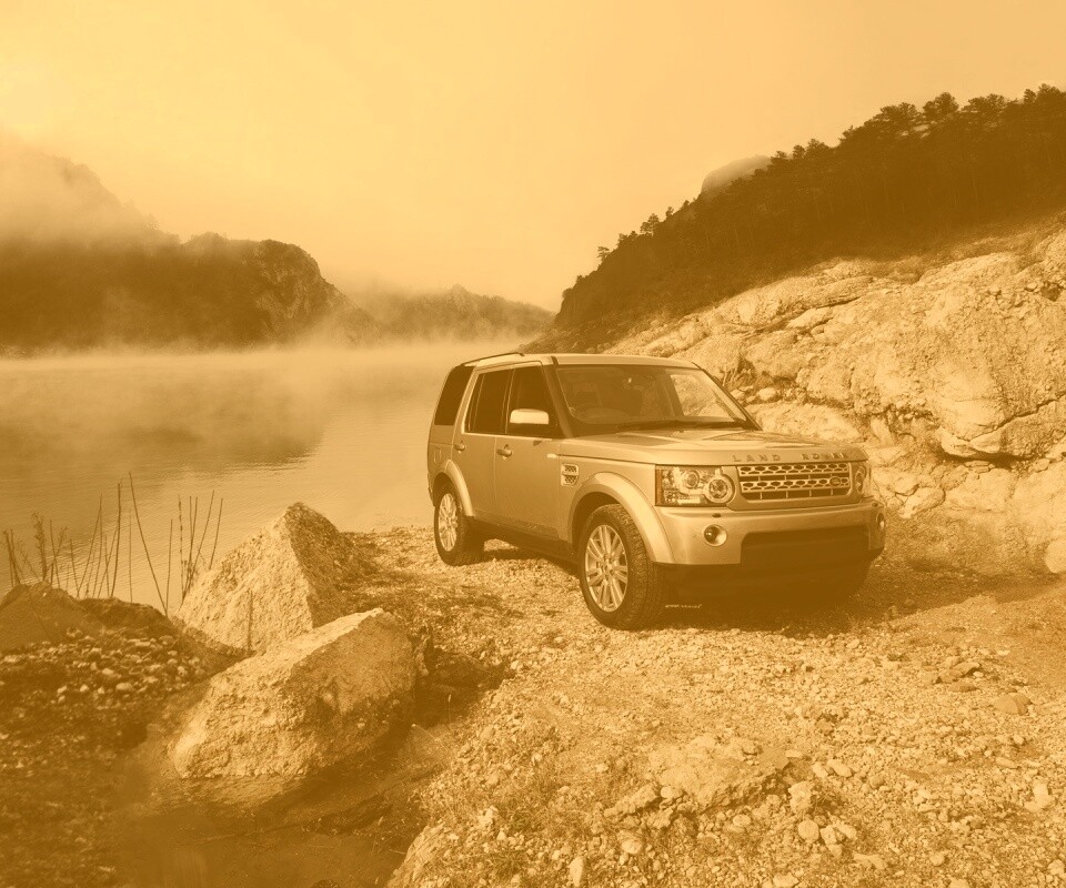 Range rover в горах у реки обои