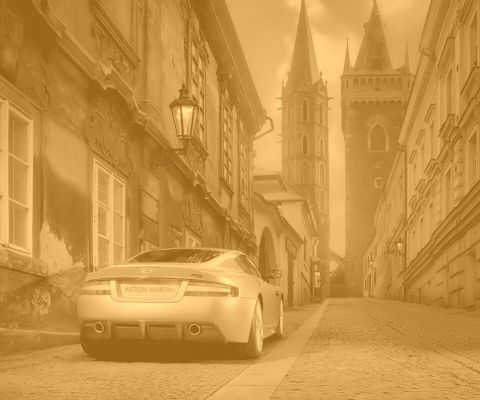 Aston Martin в старинном городе обои