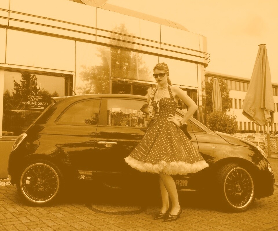 Fiat 500 и девушка обои