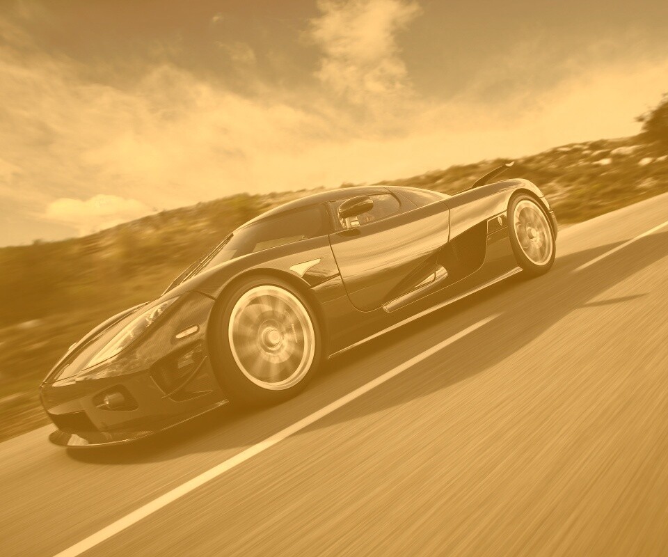 Автомобиль Koenigsegg мчится по трассе обои