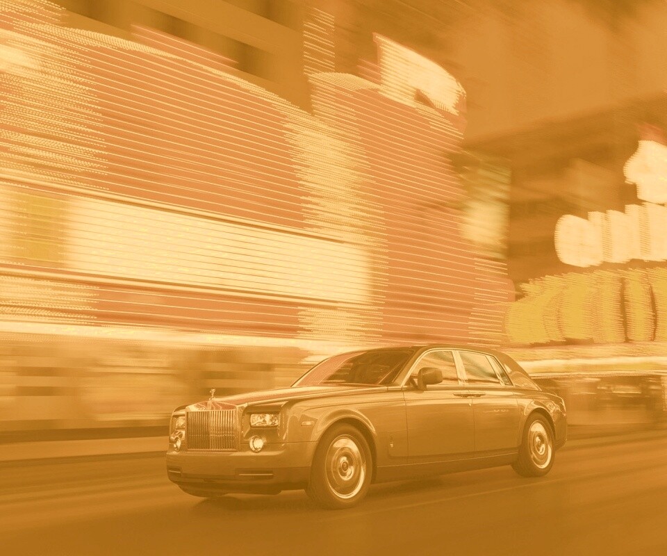 Rolls-Royce Phantom едет через город обои