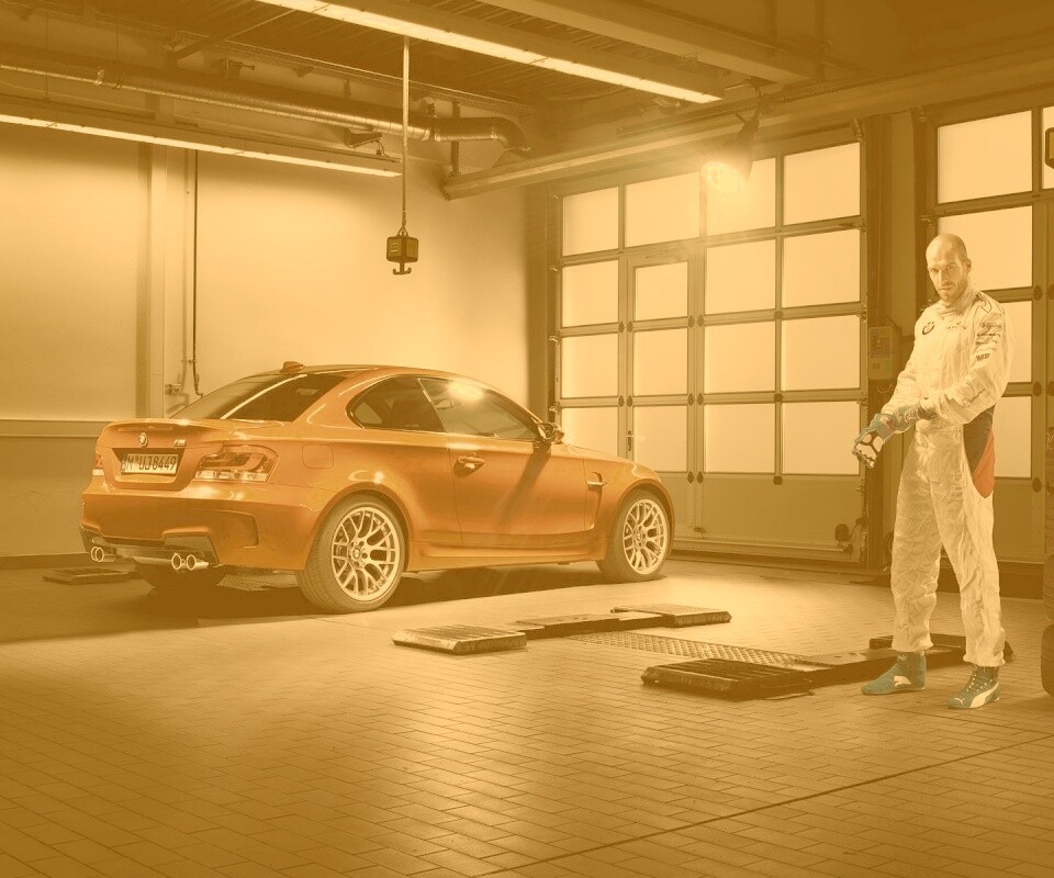 Гонщик и BMW M1 в гараже обои