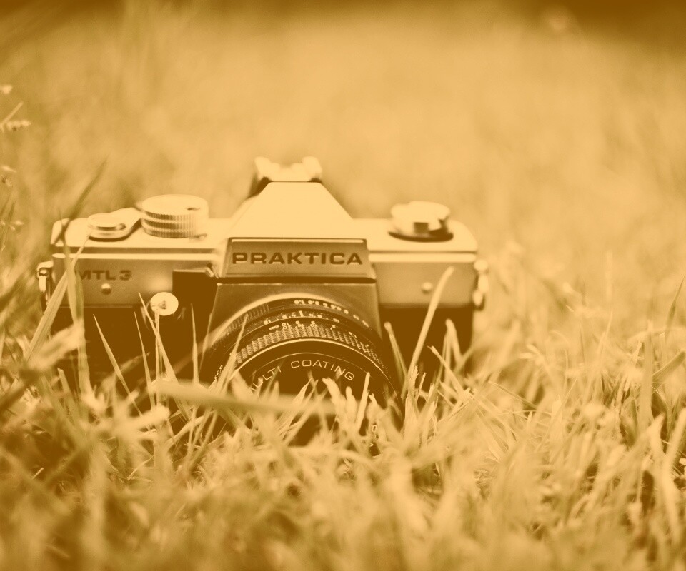 Фотоаппарат Praktica в траве обои