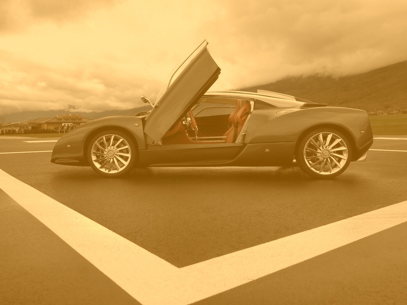 Spyker C12 на аэродроме обои