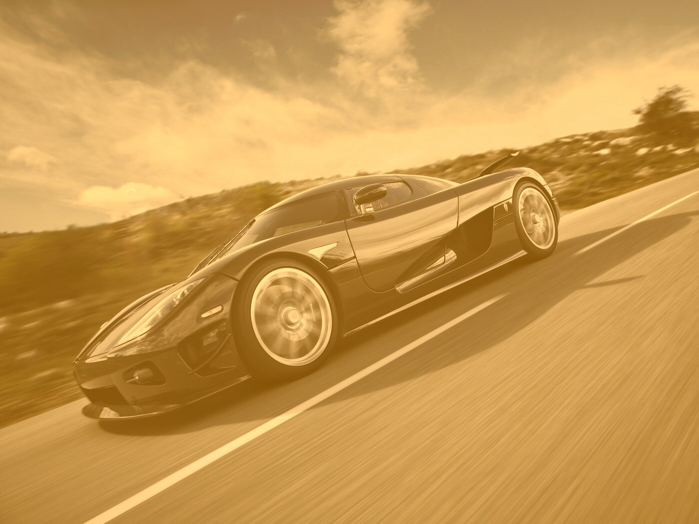 Автомобиль Koenigsegg мчится по трассе обои