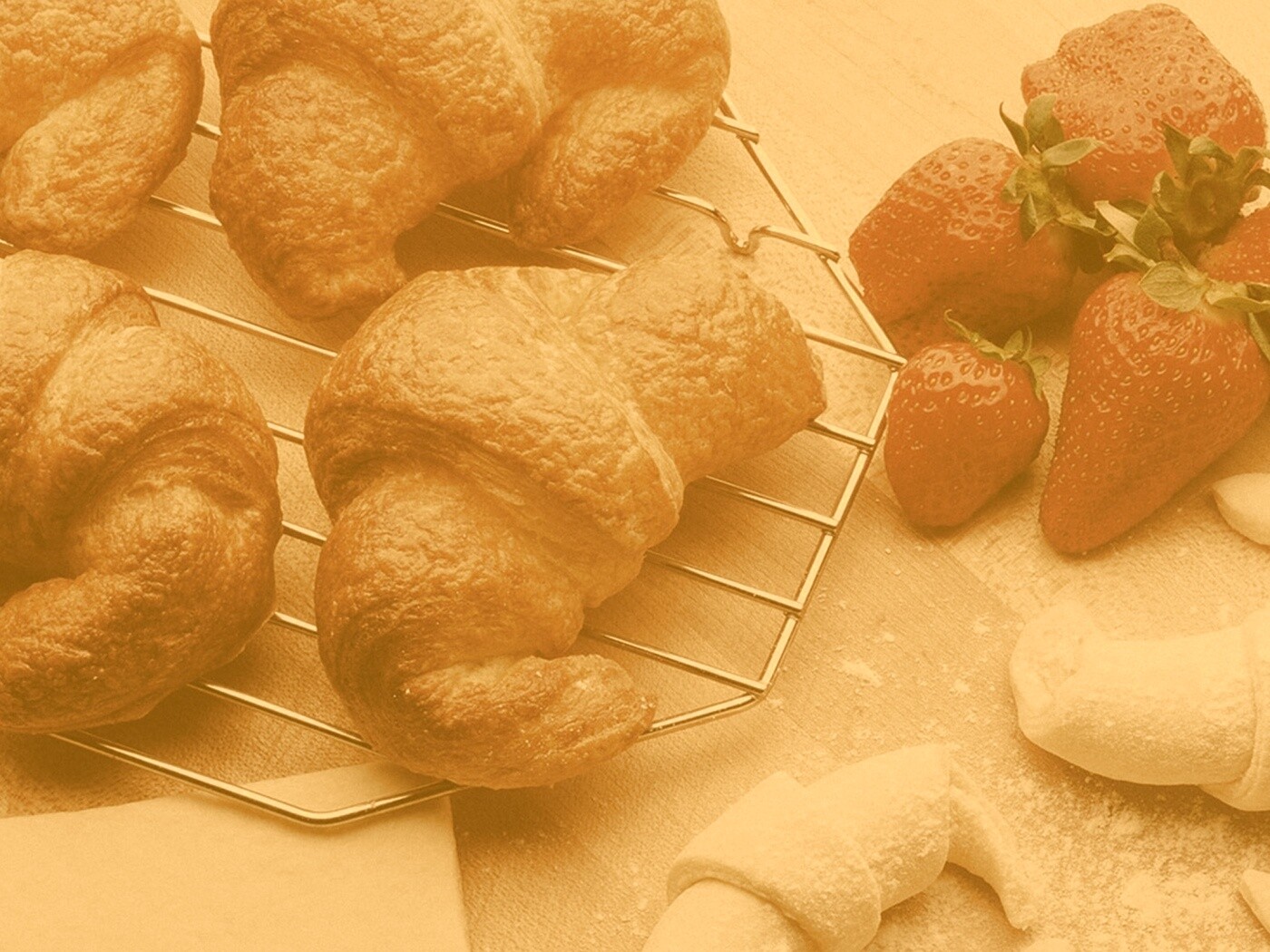 Круассаны с клубникой обои