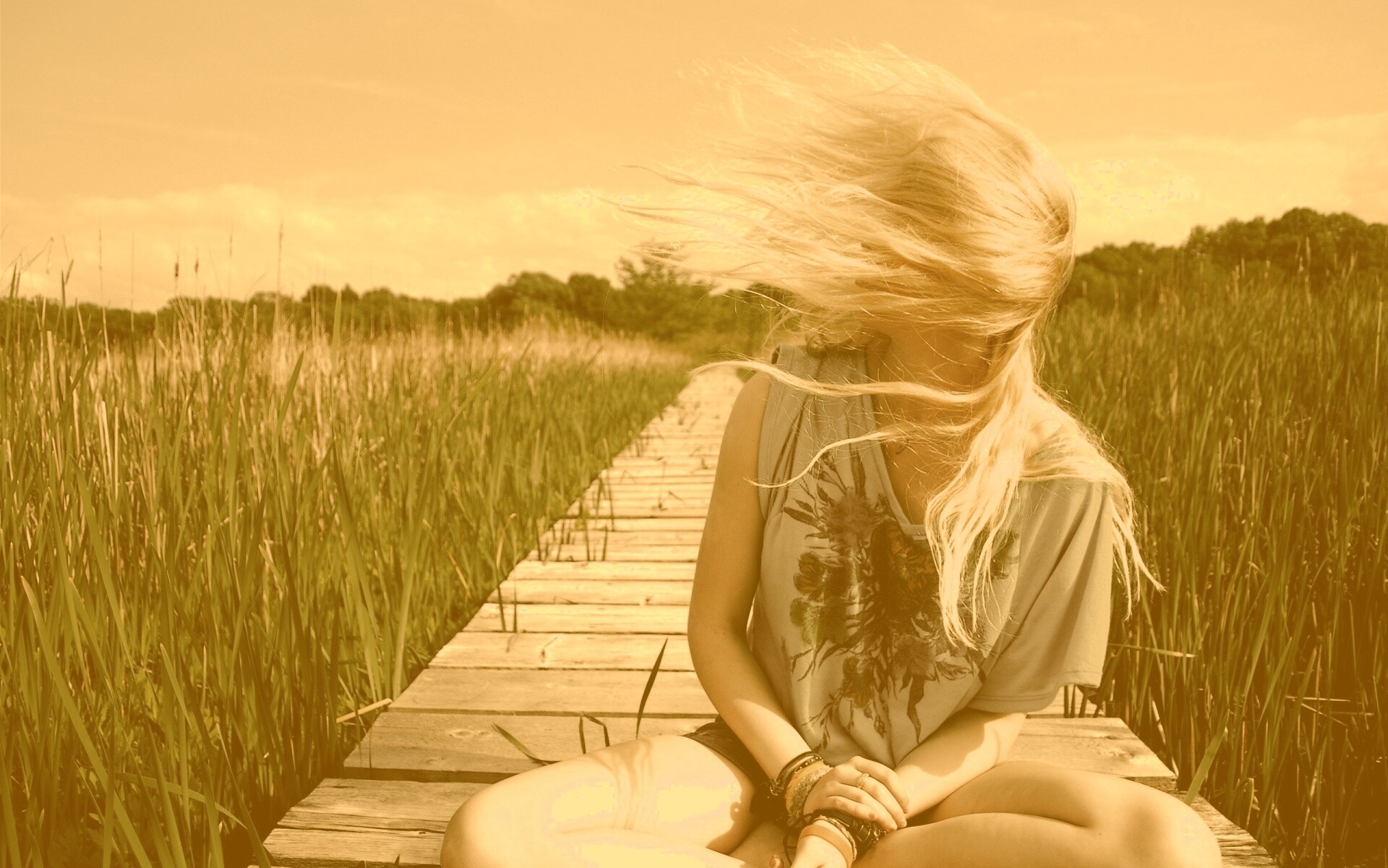 Девушка и ветер обои