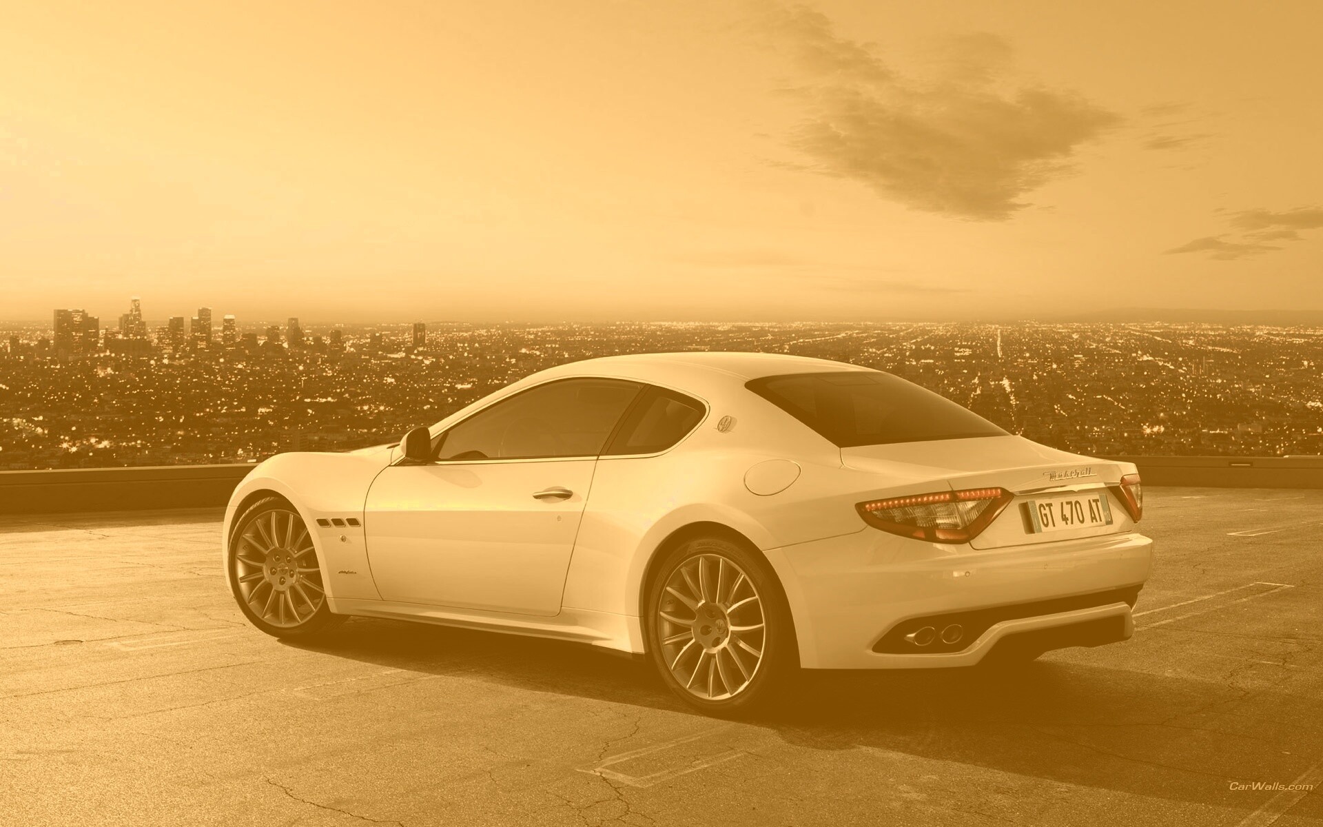 Maserati Granturismo на фоне города обои