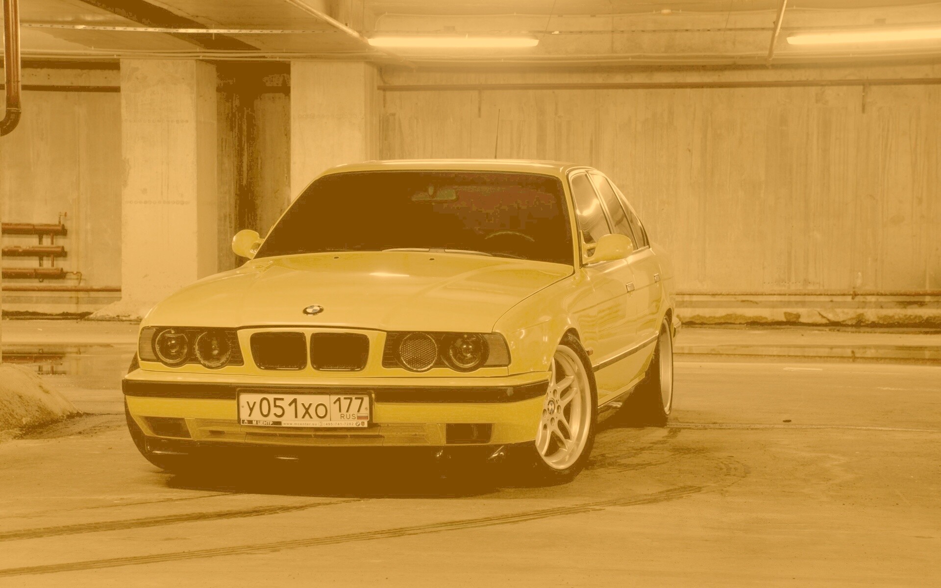BMW M5 на стоянке обои
