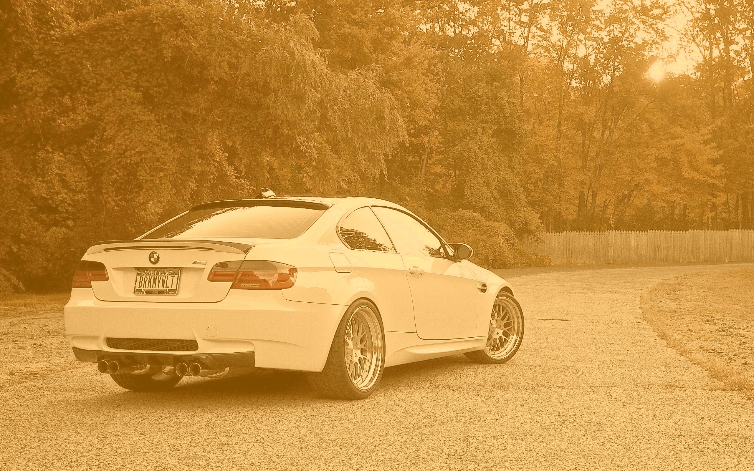 Белый BMW M3 обои