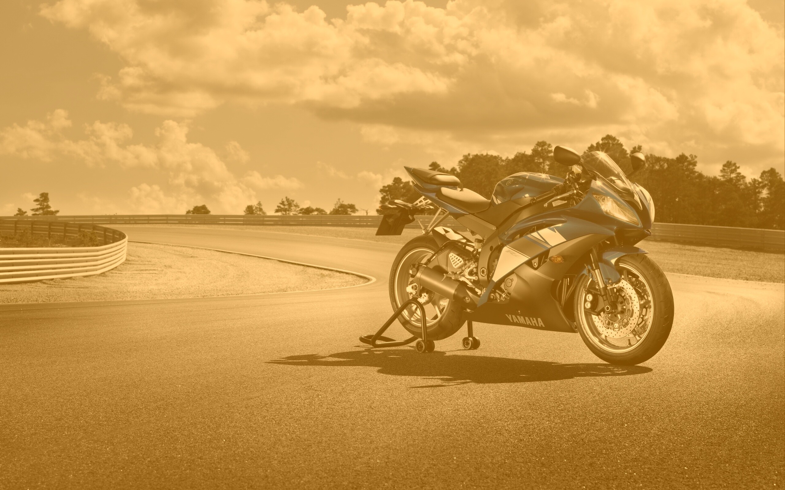 Yamaha R6 на трассе обои