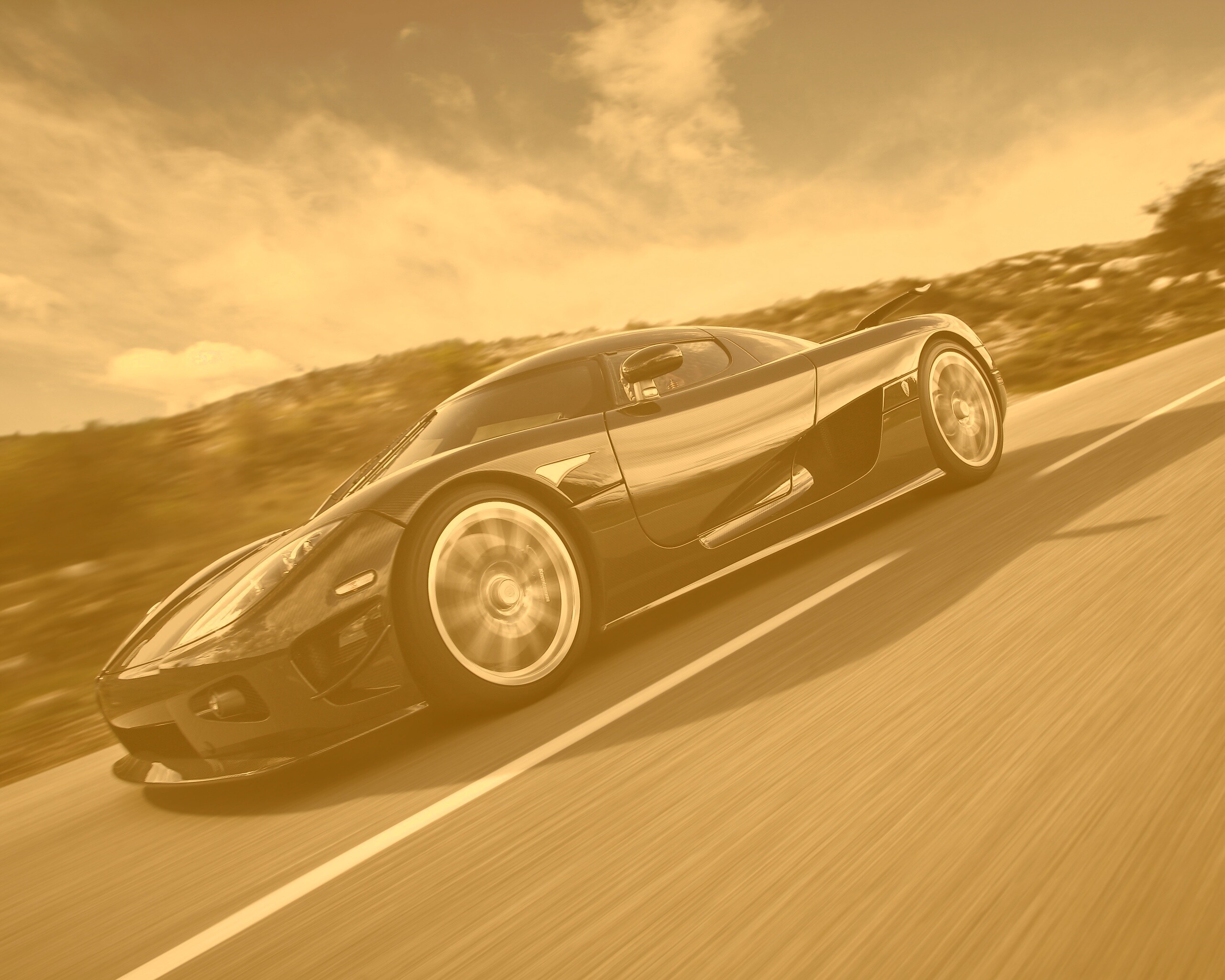 Автомобиль Koenigsegg мчится по трассе обои