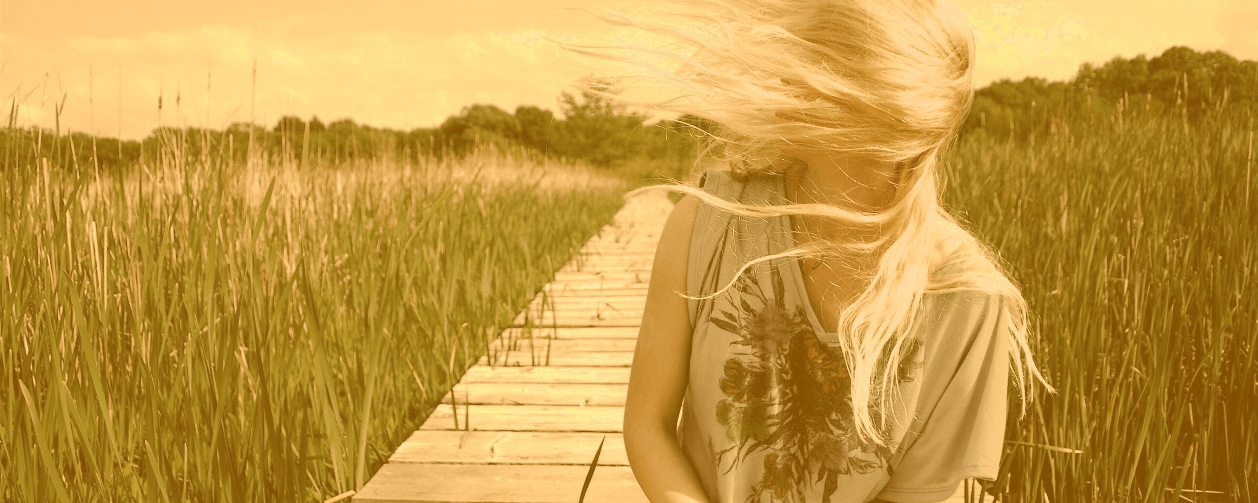 Девушка и ветер обои