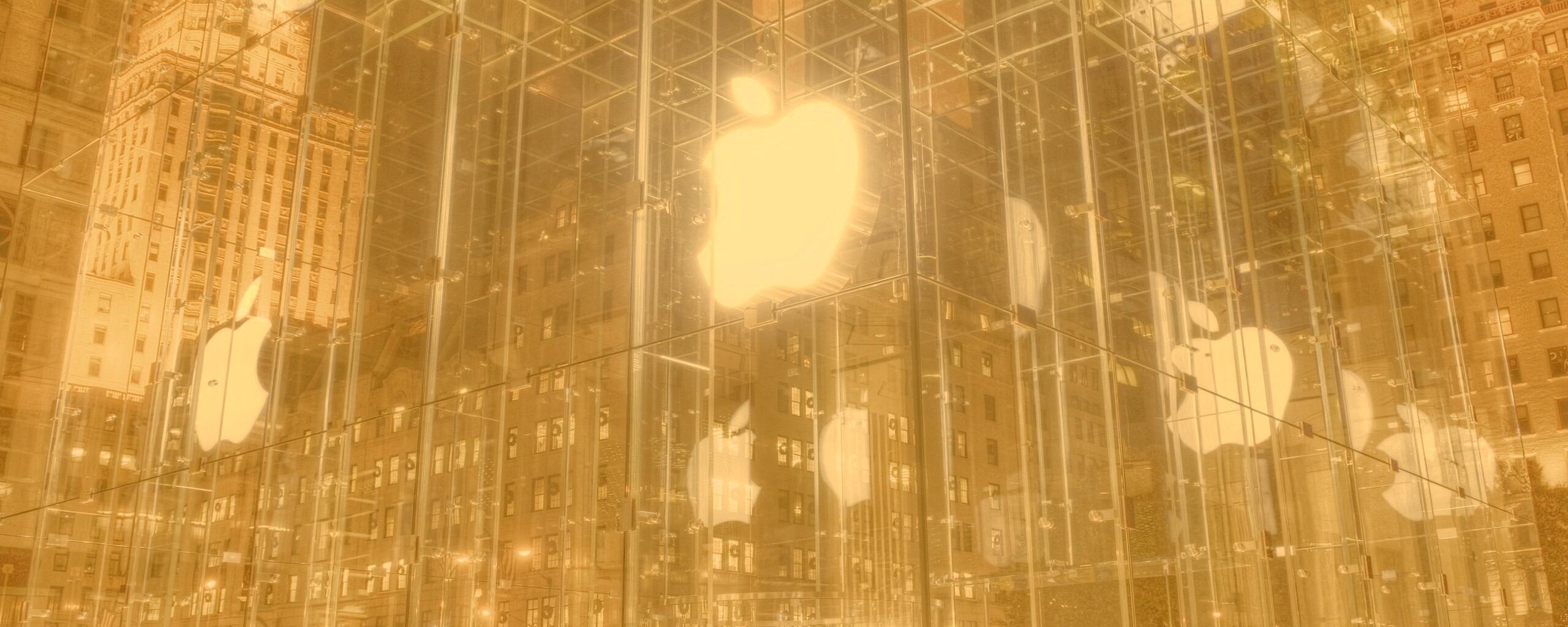 Отражение логотипа Apple в стеклянном здании обои