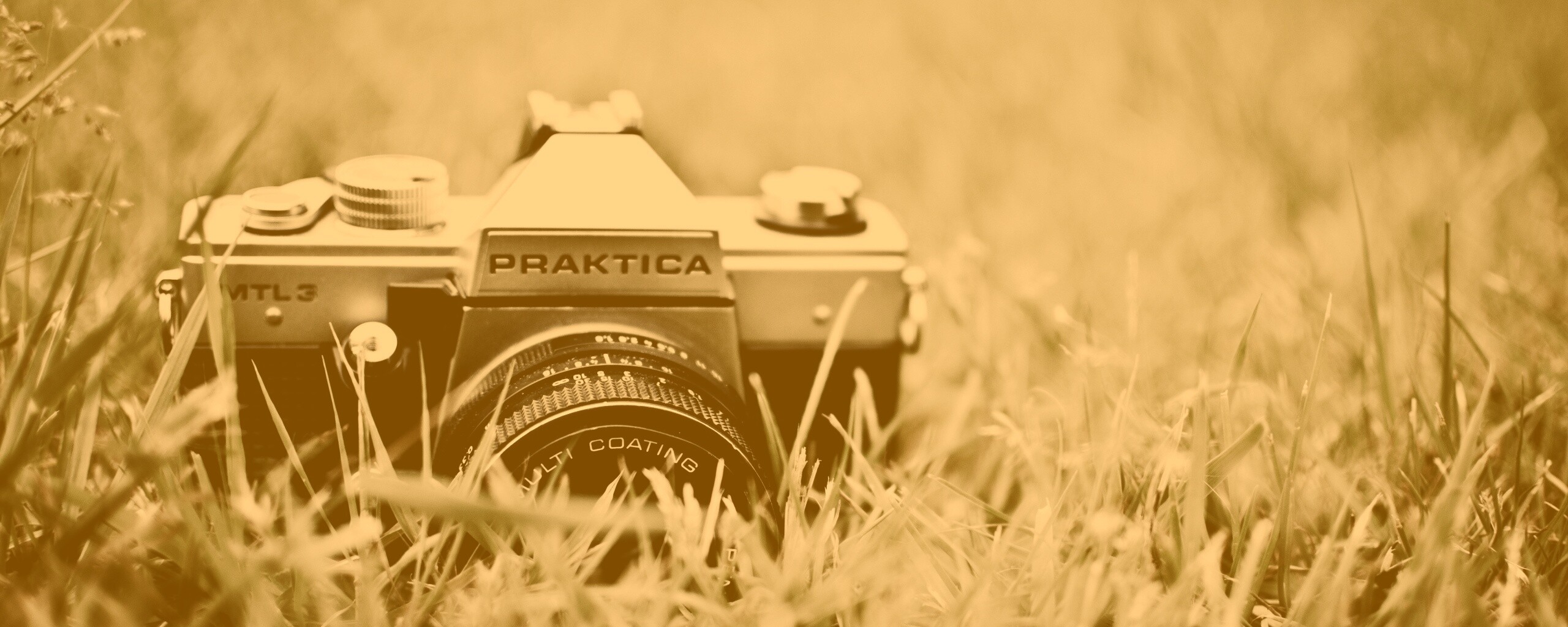 Фотоаппарат Praktica в траве обои