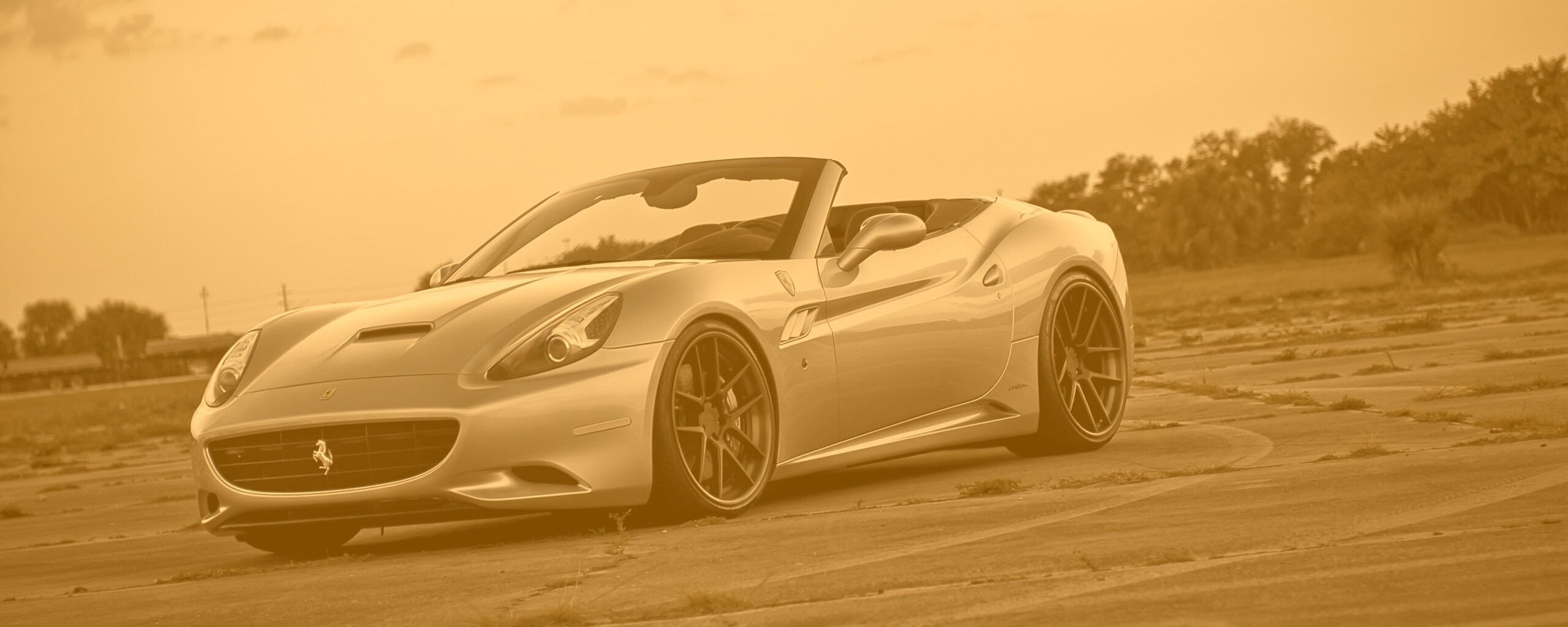 Ferrari на взлетном поле обои