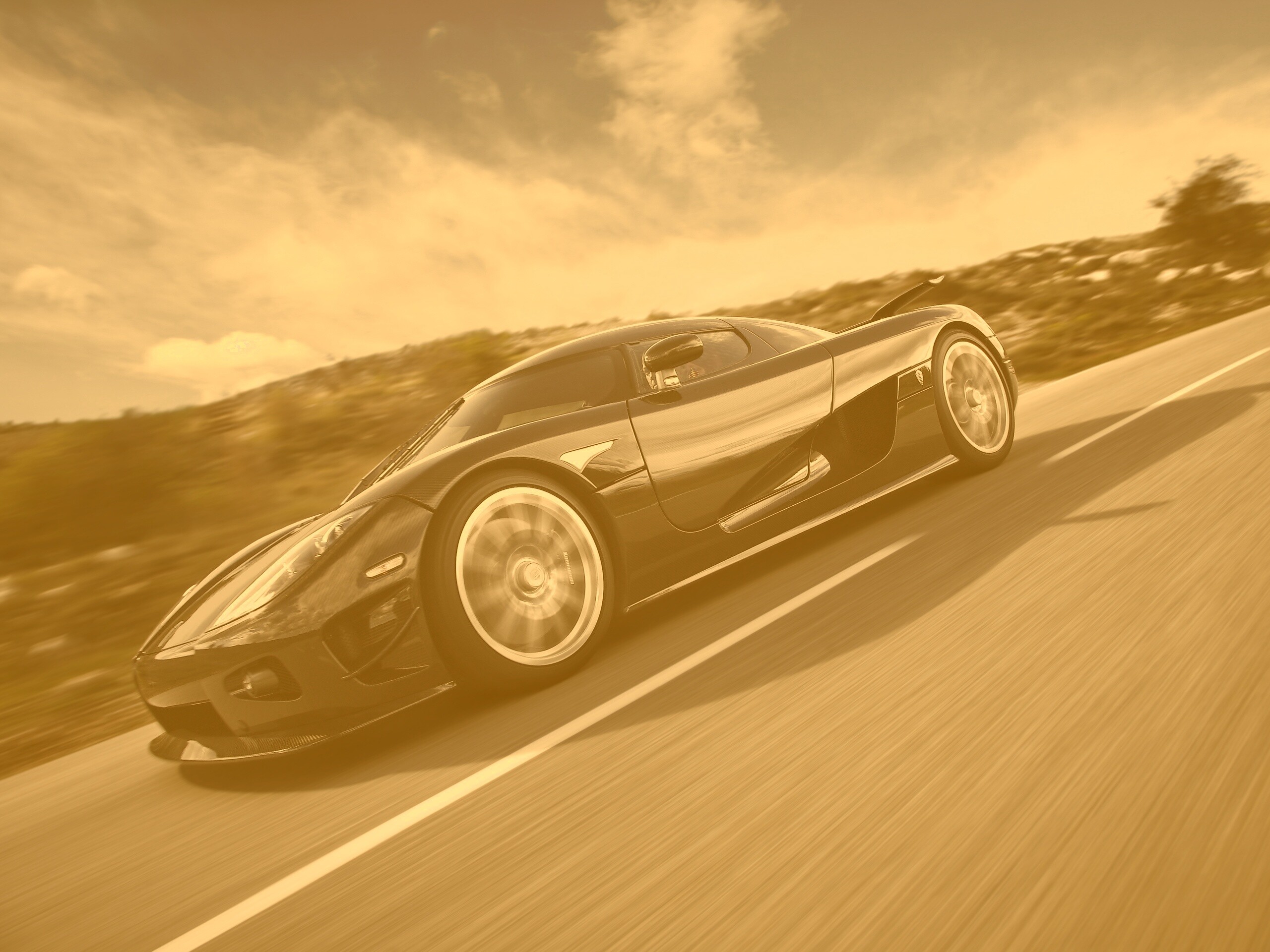 Автомобиль Koenigsegg мчится по трассе обои
