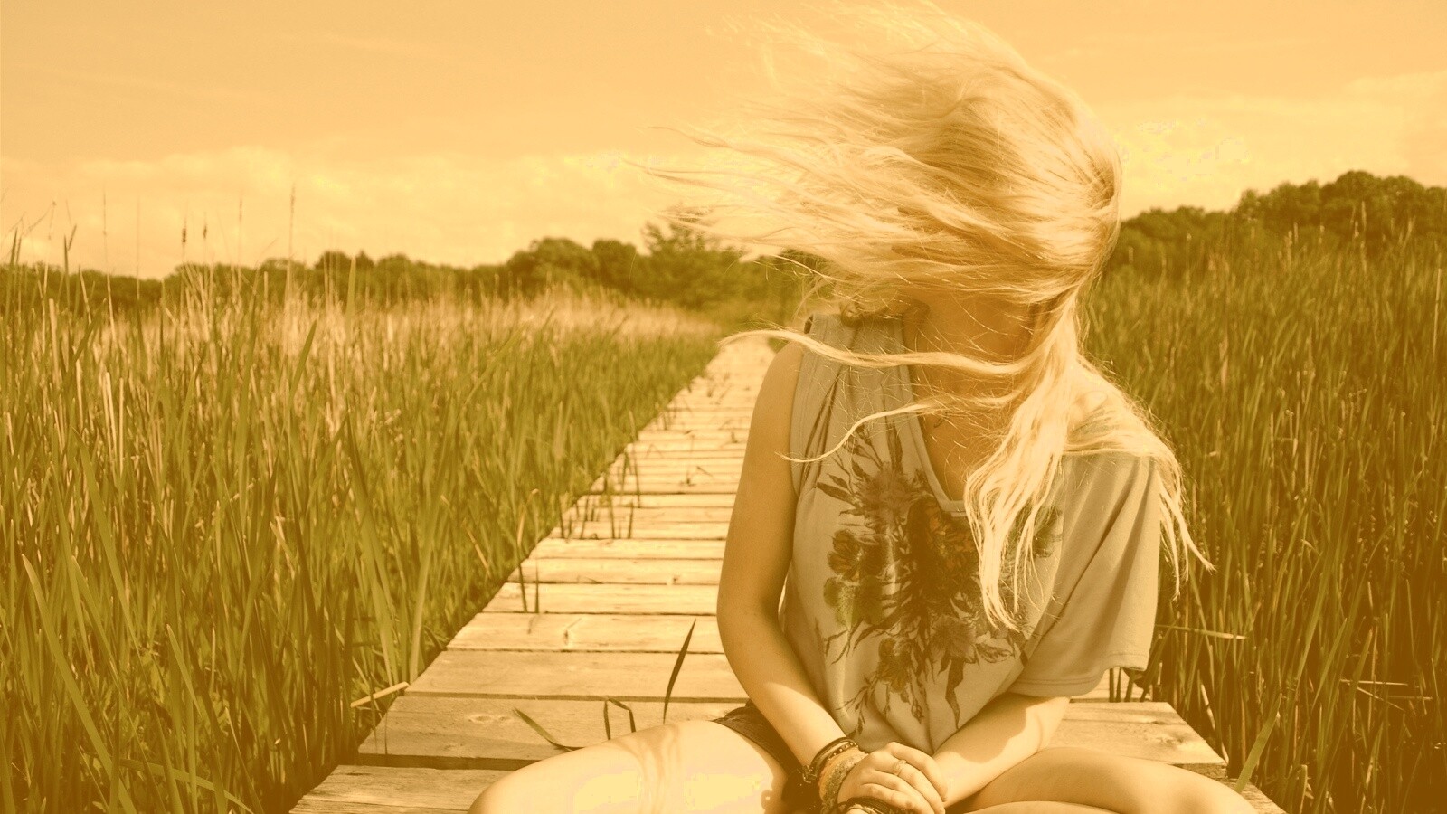 Девушка и ветер обои