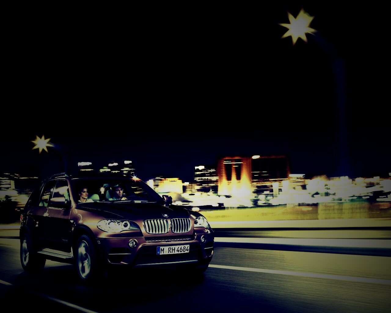 Пара в BMW X5 обои