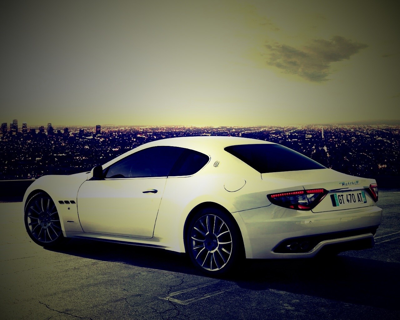 Maserati Granturismo на фоне города обои