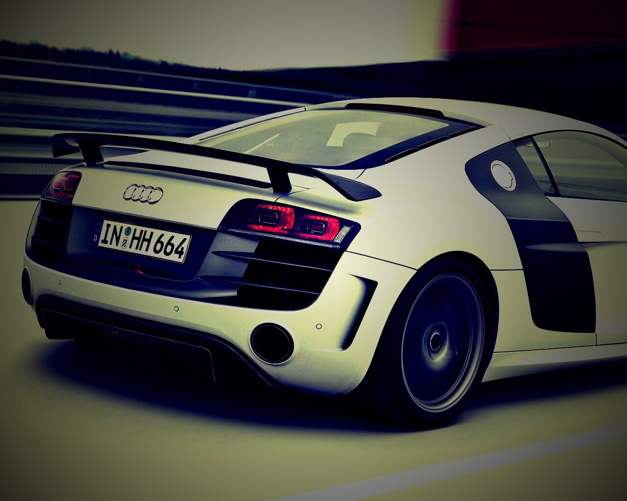 Audi R8 на скоростной трассе обои
