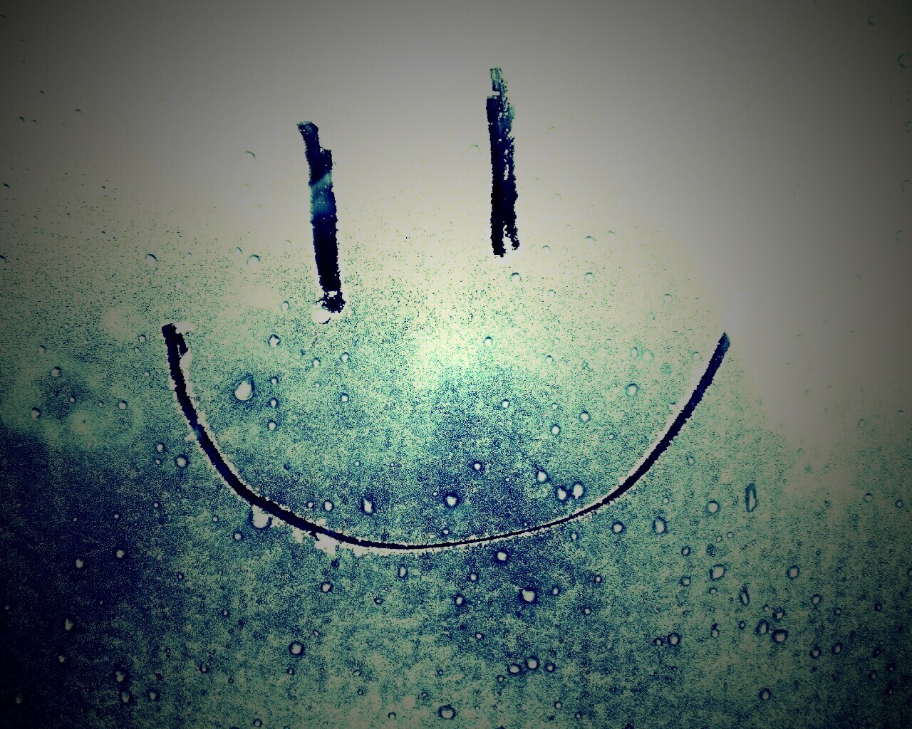 Улыбка на стекле обои