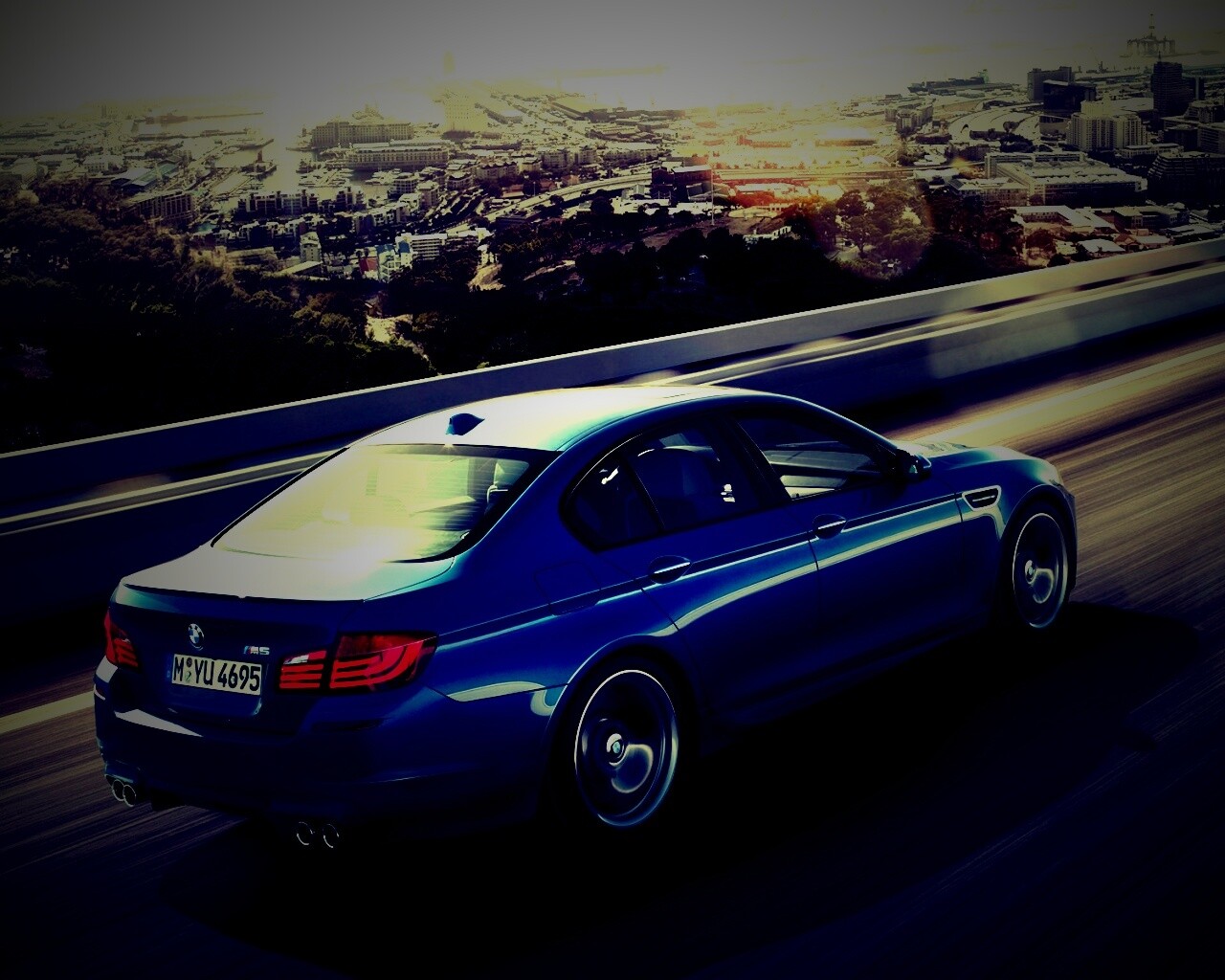 BMW F10 M5 на скоростной автостраде обои