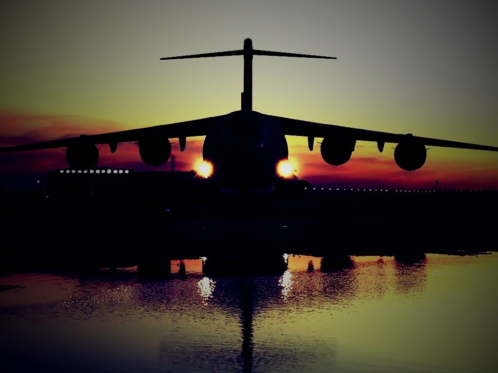 Самолет на взлетной полосе обои