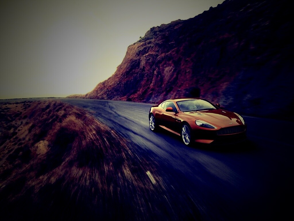 Aston Martin в горах обои