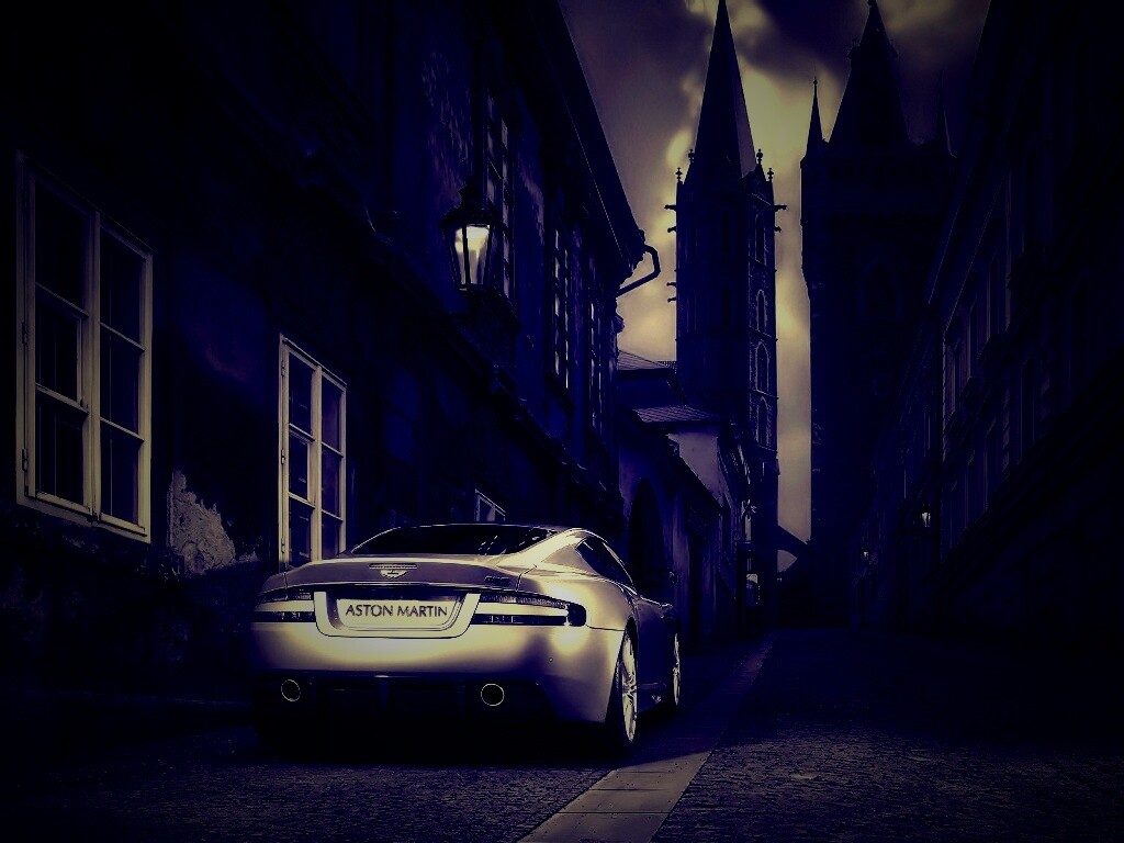 Aston Martin в старинном городе обои
