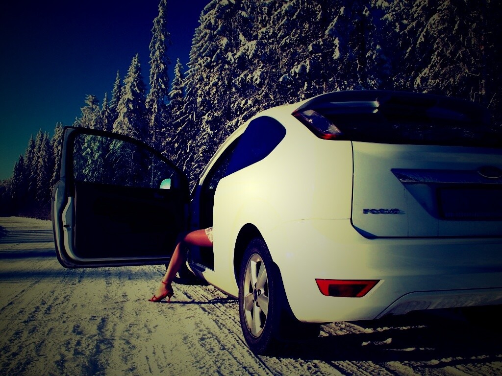 Девушка выходит из Ford Focus обои
